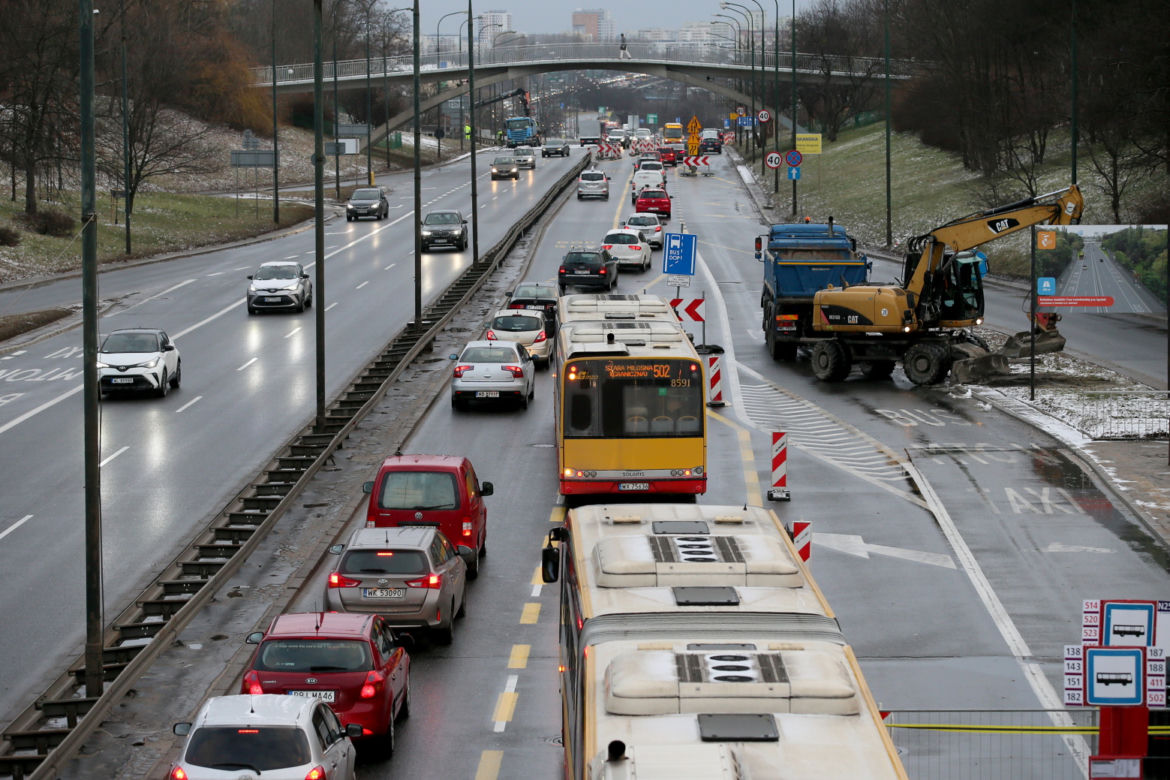 Slalom na Trasie Łazienkowskiej. Trwa remont wiaduktów