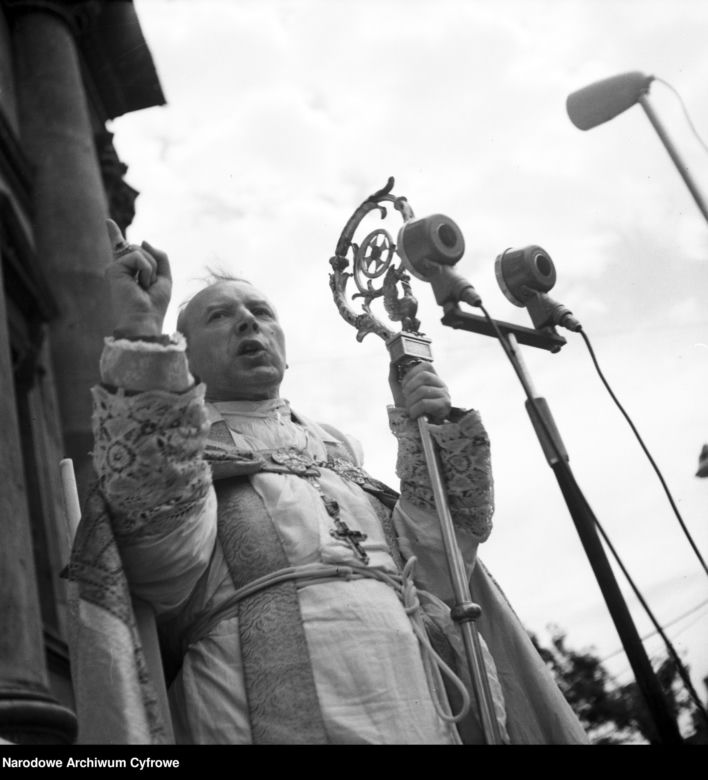 Uroczystość Bożego Ciała w Warszawie celebrowana przez Prymasa Polski kardynała Stefana Wyszyńskiego - 1957 rok