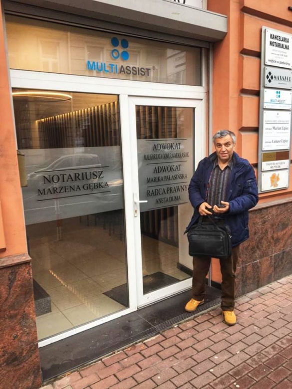 Nowa ciężarówka dla irańskiego kierowcy musi zostać zarejestrowana. Fardin wraca do domu, dostanie też pieniądze na silnik i... firanki