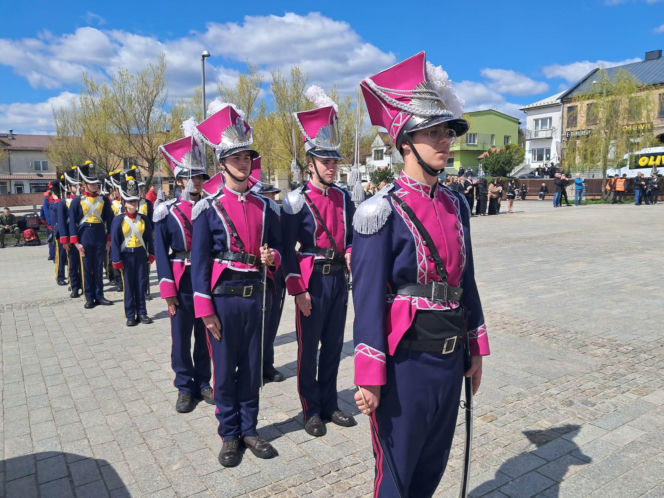"Ślubuję!" – patriotyczne sceny na Rynku w Starachowicach