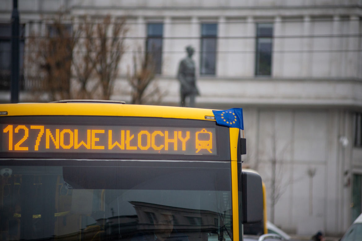 Flagi na ulicach Warszawy. Co się dzieje