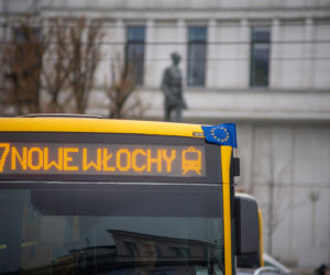 Flagi na ulicach Warszawy. Co się dzieje