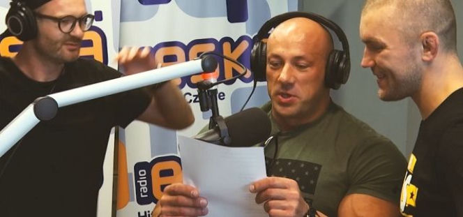 Burneika śpiewa na Dzień Matki - to dopiero HARDKOROWY wykon! 