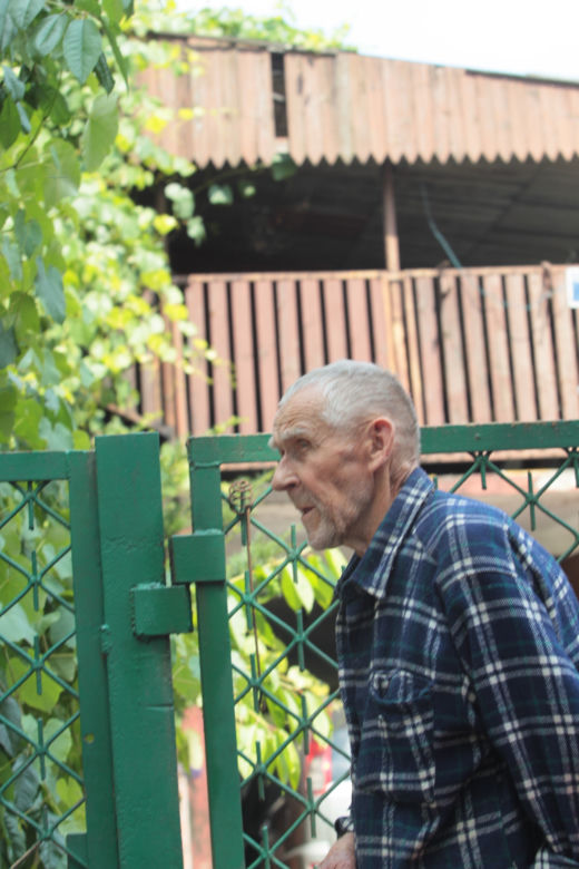 Emeryt umierał w swoim łóżku. Wokół stado psów. Gdy weszli do mieszkania, ich oczom ukazał się przerażający widok