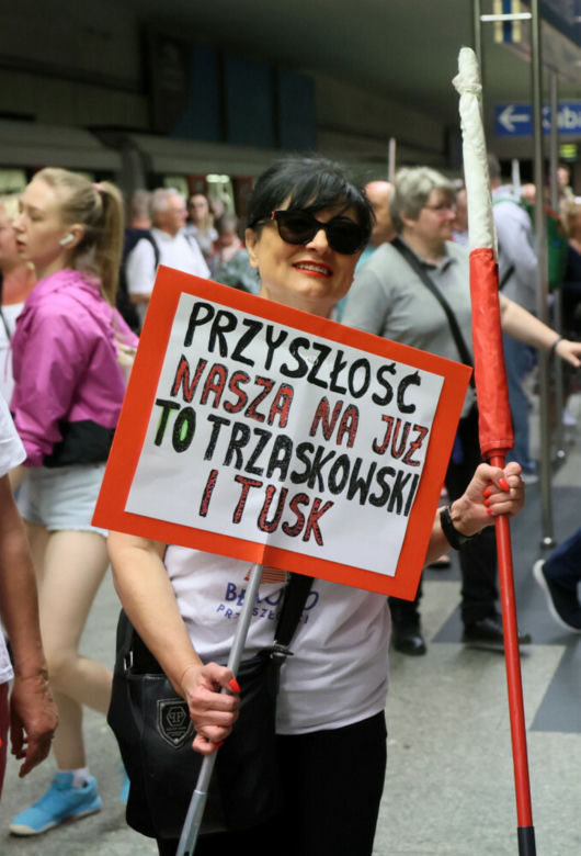 Takich tłumów w warszawskim metrze jeszcze nie było. Ledwo mieścili się na peronach!
