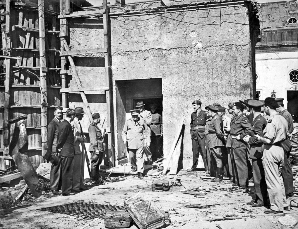 Brytyjski premier sir Winston Churchill po wyjściu z bunkra Hitlera. Berlin, 16 lipca 1945 r.
