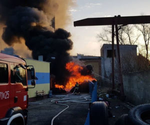 Pożar składowiska opon w Lubaniu