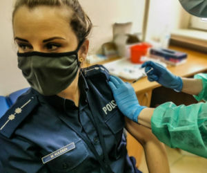 Białystok. Policjanci szczepią się przeciw COVID-19