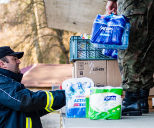 Strażacy w OSP Banino dostarczają sprzęt do szpitali w Gdańsku