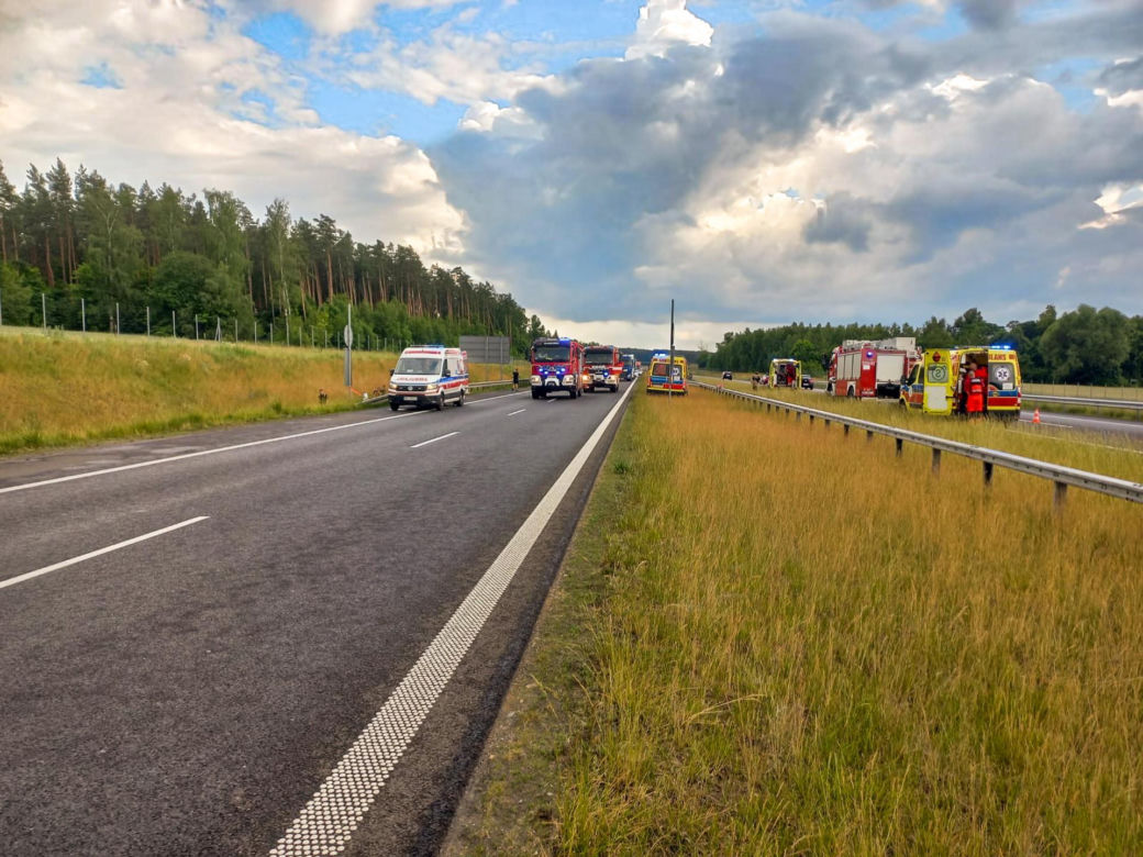 Dwóch mężczyzn nie żyje, kilku zostało rannych! Potworny wypadek busa na S7. Auto zostało zmasakrowane
