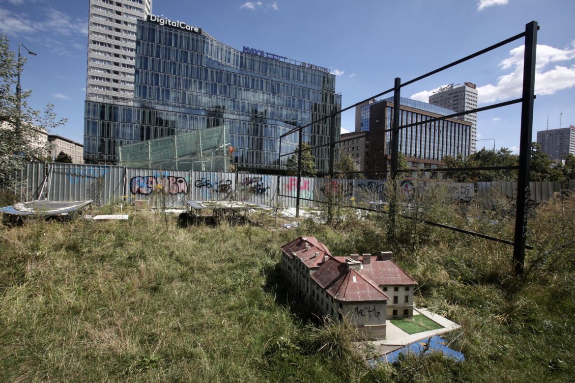 Mieszkańcy Warszawy o zdemolowanym Parku Miniatur w centrum: "Sprzątnijcie ten syf!" 