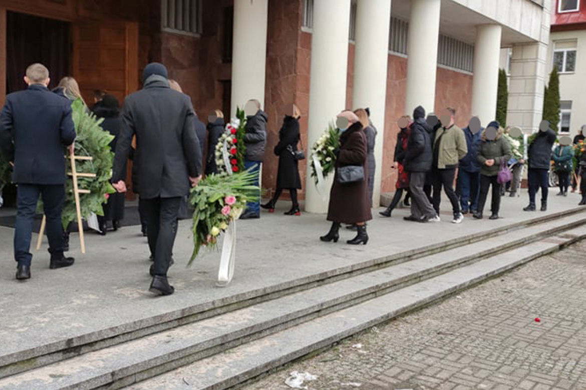 Zaszlachtował żonę i rzucił się z balkonu. Dziś wspólne pożegnanie Agnieszki i Roberta