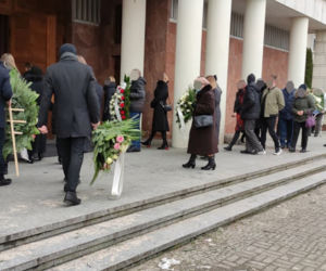 Zaszlachtował żonę i rzucił się z balkonu. Dziś wspólne pożegnanie Agnieszki i Roberta