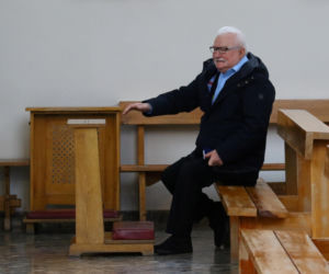 Lech Wałęsa zupełnie sam w pustym kościele. Pojechał się pomodlić tuż przed świętami
