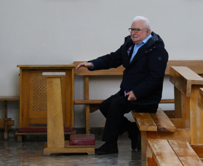 Lech Wałęsa zupełnie sam w pustym kościele. Pojechał się pomodlić tuż przed świętami