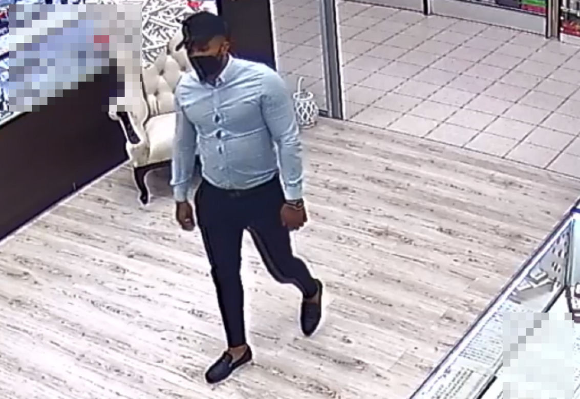 Kradzież plecaka we Włocławku! Rozpoznajesz te osoby? Zgłoś się na policję 