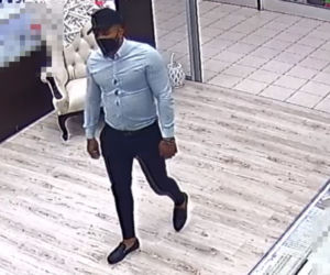 Kradzież plecaka we Włocławku! Rozpoznajesz te osoby? Zgłoś się na policję 