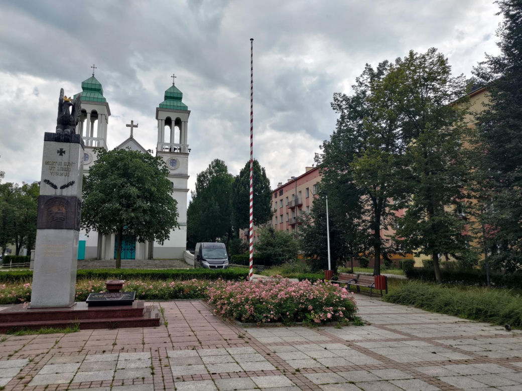 Siedział na ławce obok dziewczyny. Tyle wystarczyło, by zaczęli go okładać młotkiem