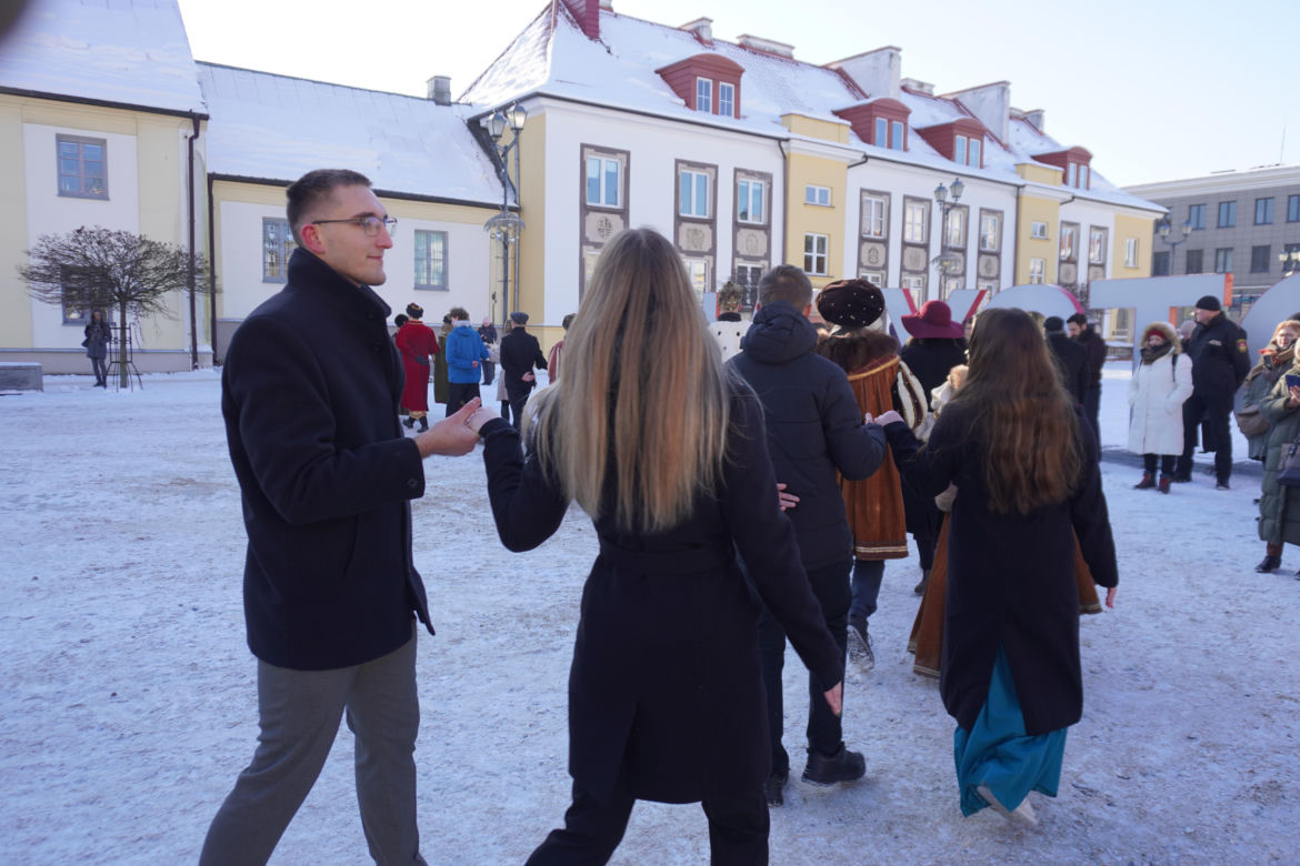 Studniówka miejska w Białymstoku. Prezydent wraz z maturzystami zatańczyli poloneza