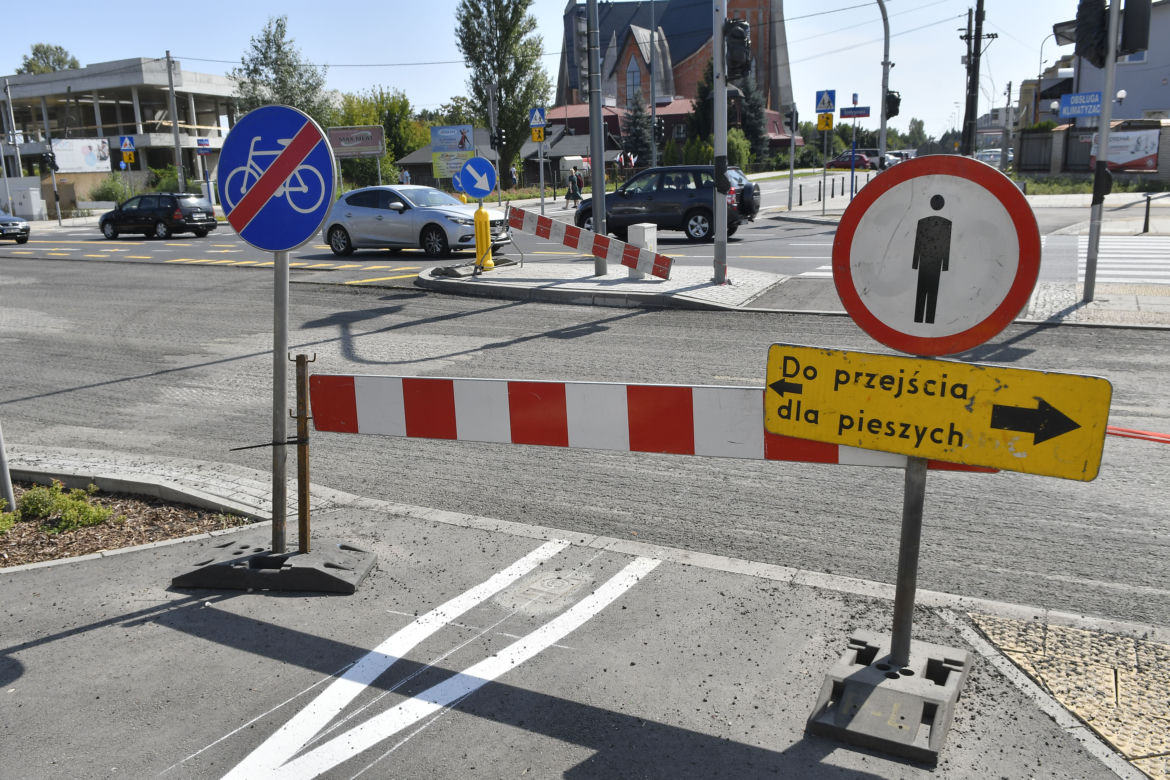 Asfalt się kruszy, bo kierowcy hamują. Remont Łodygowej