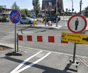Asfalt się kruszy, bo kierowcy hamują. Remont Łodygowej