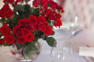 Co zrobić, by róże długo stały w wazonie? Oto kilka trików na ich dłuższą żywotność