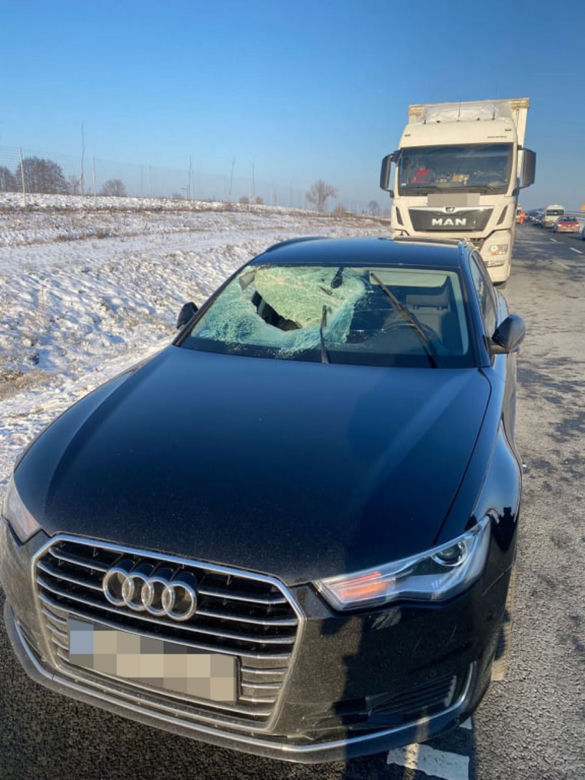 Dramat na trasie S5. Tafla lodu spadła na auto. Ranna kobieta [ZDJĘCIA]
