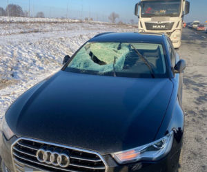 Dramat na trasie S5. Tafla lodu spadła na auto. Ranna kobieta [ZDJĘCIA]