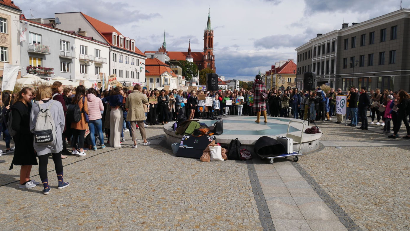 Białystok: Młodzieżowy Strajk Klimatyczny - "Najpierw natura, potem matura"