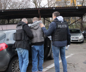 Morderstwo 39-letniej kobiety. Jej ciało znaleziono na strychu. Jest areszt i dozór dla podejrzanych