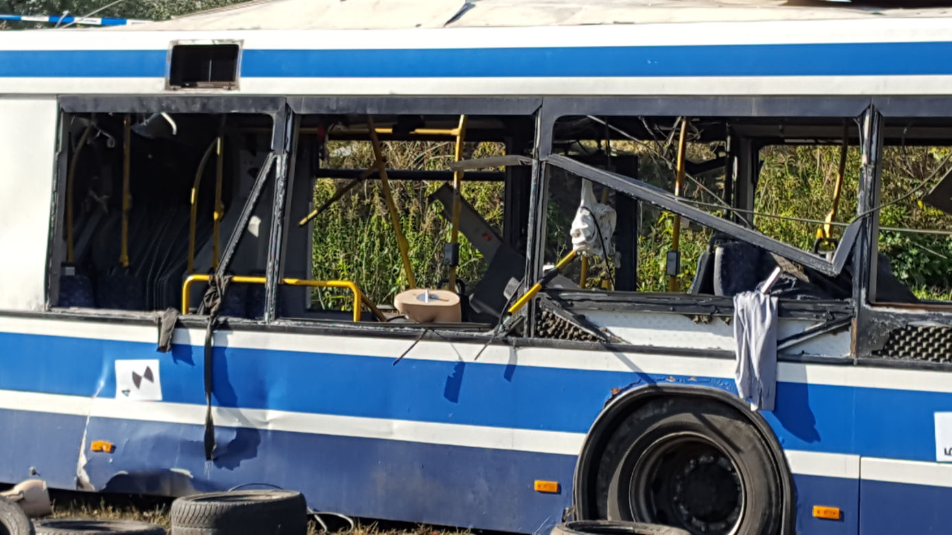 Tak wygląda autobus po wybuchu bomby, którą chciał stworzyć Paweł R.