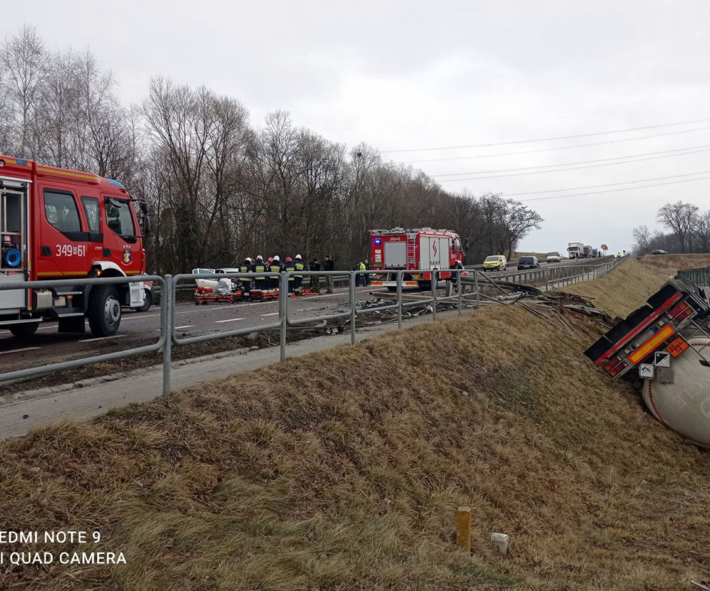 Iskrzynia. Wypadek na DK19. Osobówka zderzyła się z cysterną
