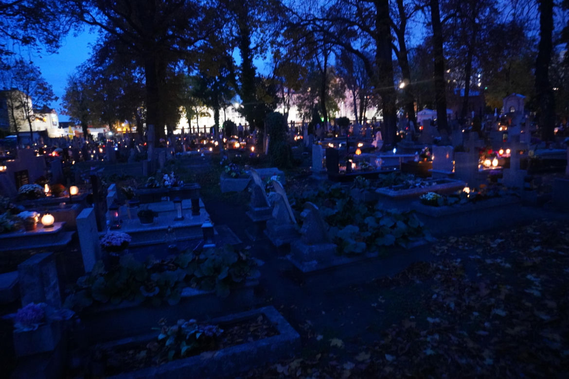 Tak wygląda Cmentarz Starofarny w Bydgoszczy po zmroku w przeddzień Święta Zmarłych. Zobacz zdjęcia