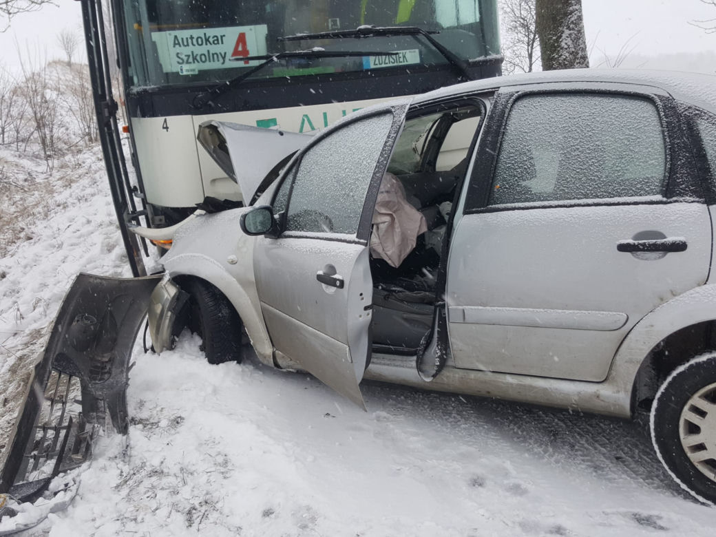 Seria groźnych zdarzeń drogowych po opadach śniegu