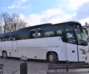 Znak drogowy wbił się w szybę  autobusu!