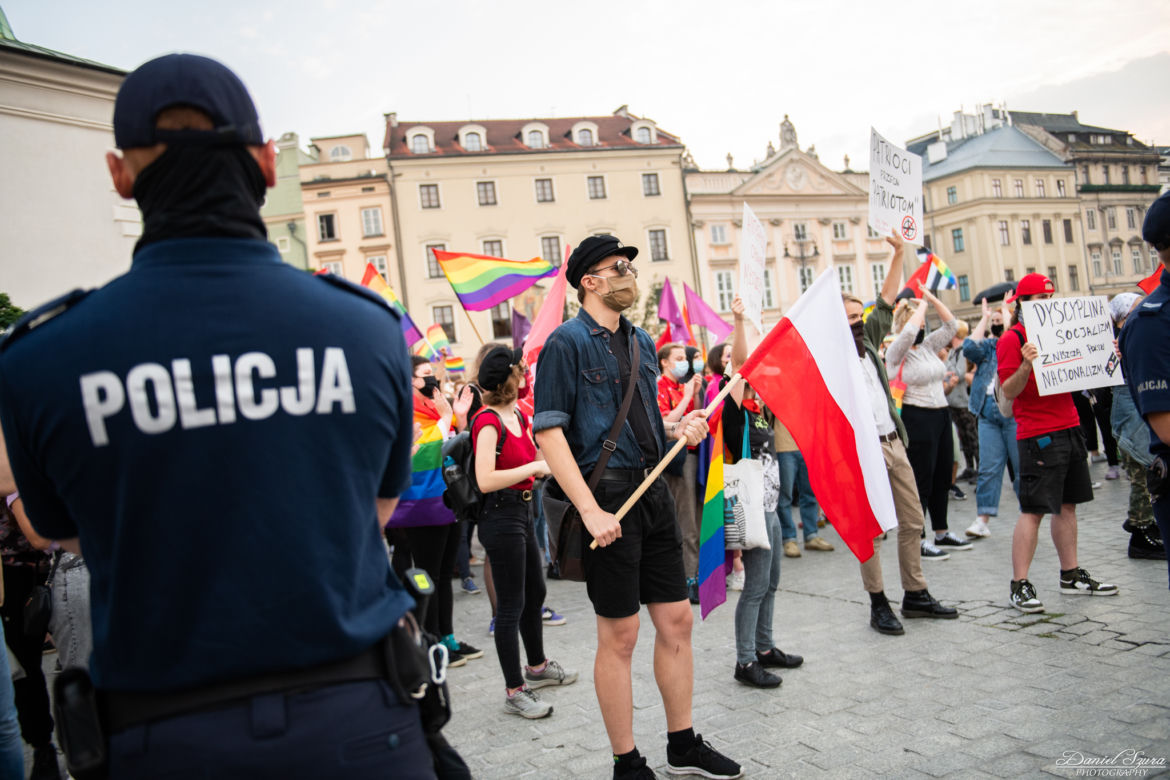 Demonstracja LGBT i narodowców na krakowskim Rynku