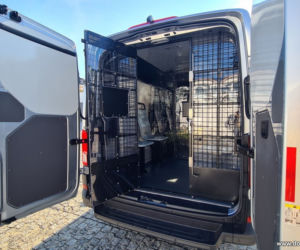 Volkswagen Crafter przeznaczony do przewozu osób zatrzymanych