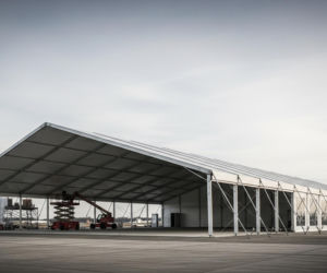 Lotnisko Modlin buduje namiot. Ile naprawdę zapłacimy za komfort?