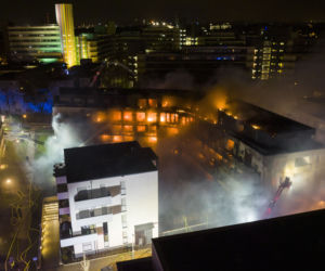 Nocny pożar w bloku! Spłonęły prawie wszystkie mieszkania, setka osób bez dachu nad głową