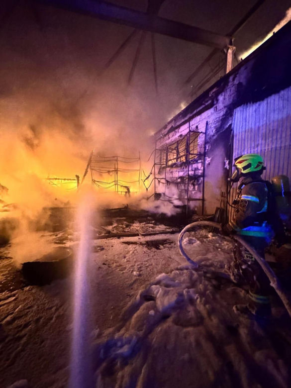 Słup czarnego dymu nad miastem. Płonie zakład wulkanizacyjny