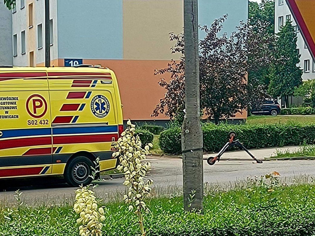 Nastolatek jadący na hulajnodze elektrycznej został potrącony przez osobówkę