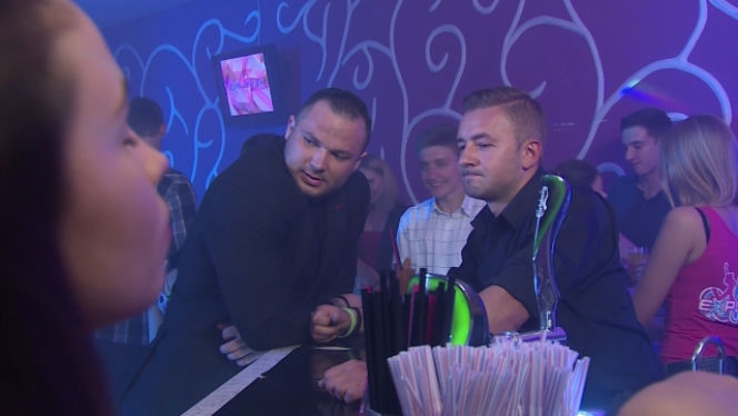 Miłość w rytmie disco odc. 1. Paweł (Jacek Mędrala), Daro (Andrzej Nowak)