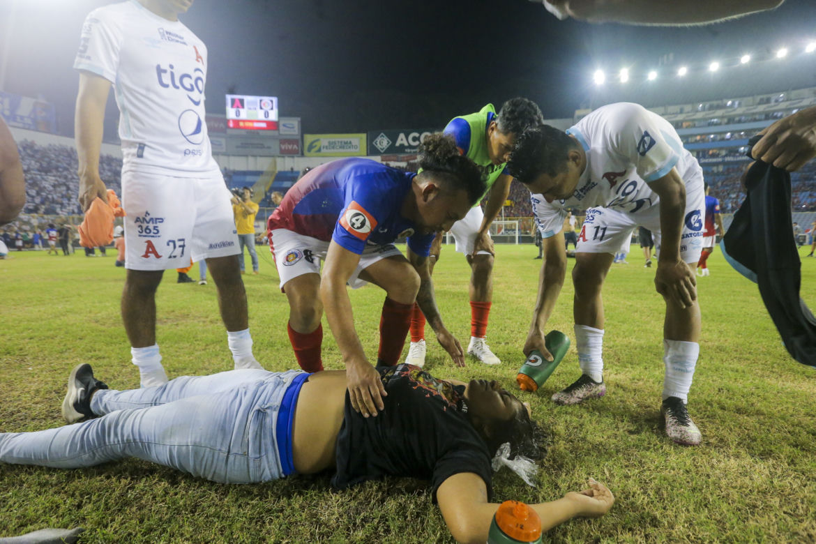 Salvador. Co najmniej 9 osób stratowanych na śmierć po wybuchu paniki na stadionie w San Salvador