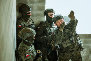 Terytorialsi szkolili się z czarnej taktyki . Trenują na poligonie i w terenie