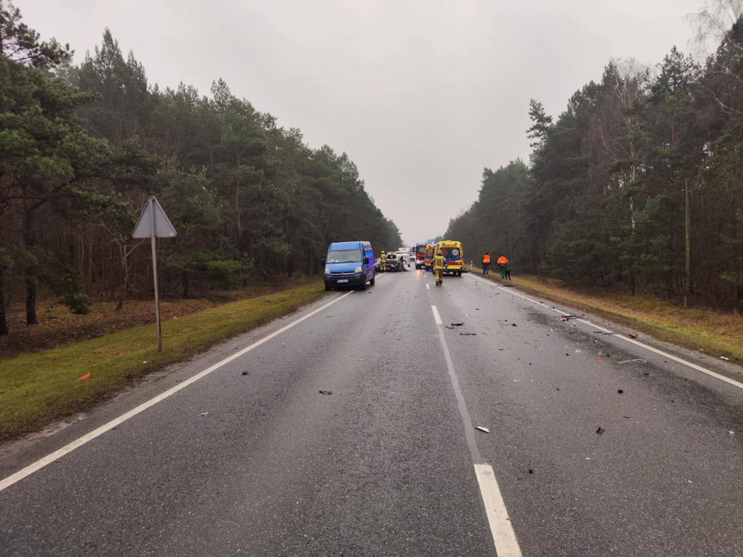 Wypadek na DK 25 pod Bydgoszczą. Cysterna wypadła z drogi i zatrzymała się na drzewie