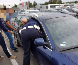 Wyczerpany 3-latek siedział w nagrzanym aucie. Policjanci wybili szybę i uratowali dziecko!