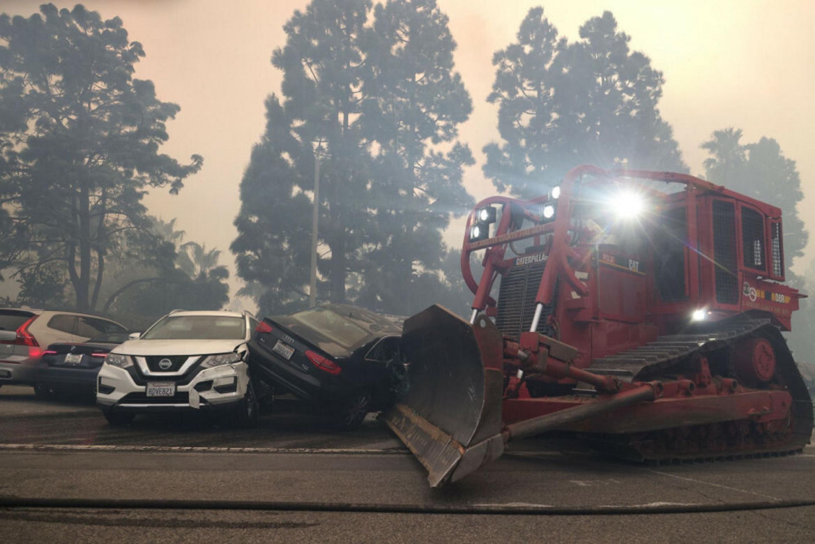 Dzielnica gwiazd płonie! Ogień trawi Los Angeles, ludzie uciekają. "Opuśćcie domy teraz!"