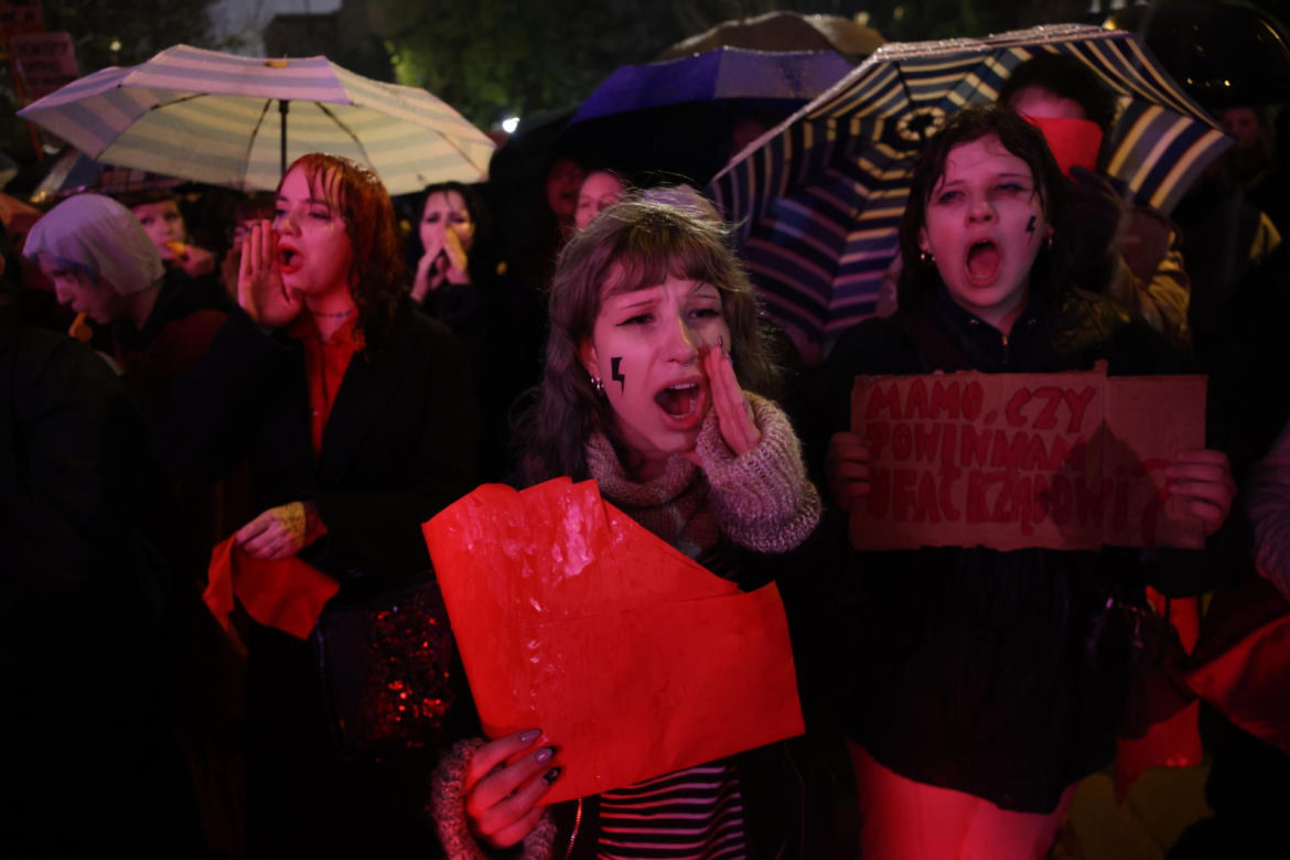 „Czerwona kartka za aborcję” przed Sejmem. Protest w Warszawie