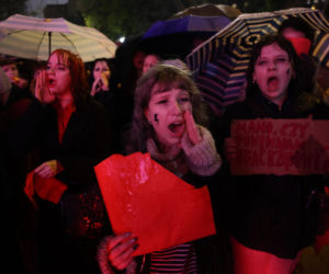 „Czerwona kartka za aborcję” przed Sejmem. Protest w Warszawie