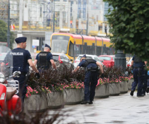 Policjanci grzebią w śmietnikach i kwietnikach w centrum Warszawy